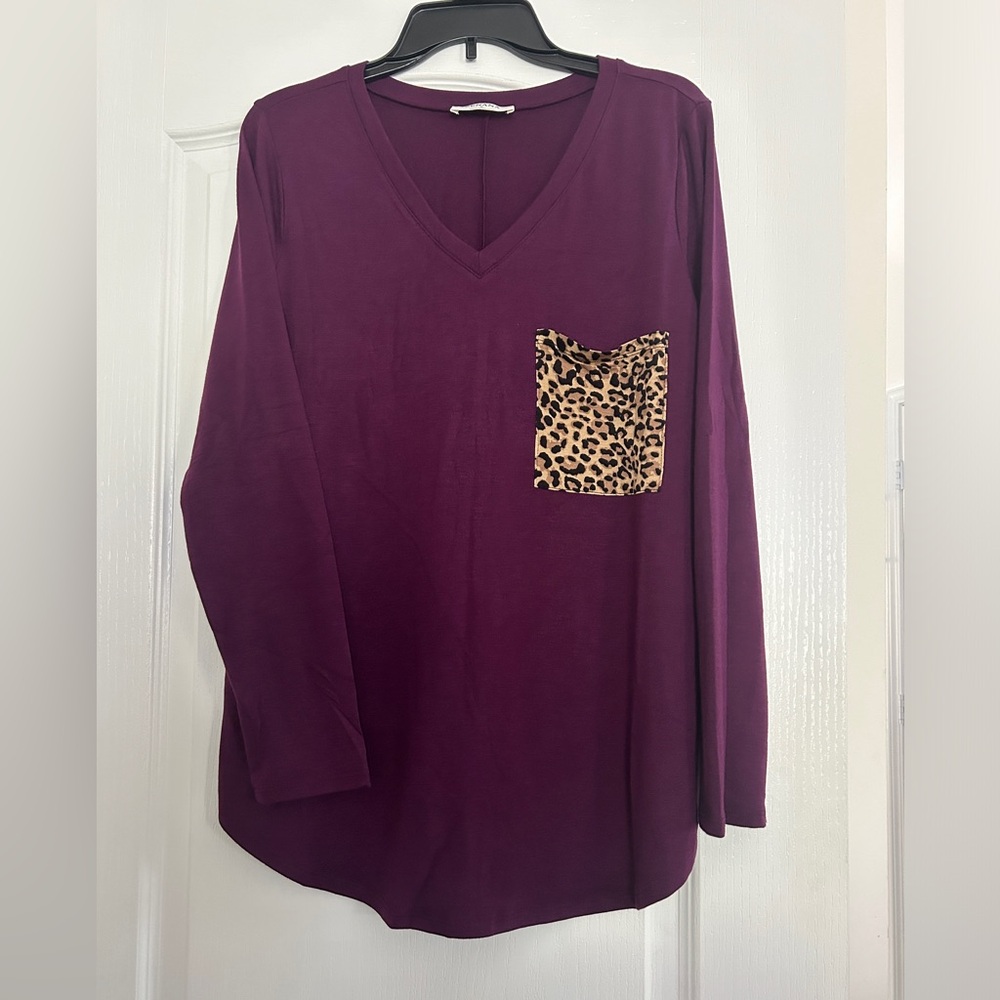 Zenana V-Neck Leo Pocket Top NWOT Size Large LS Plum
